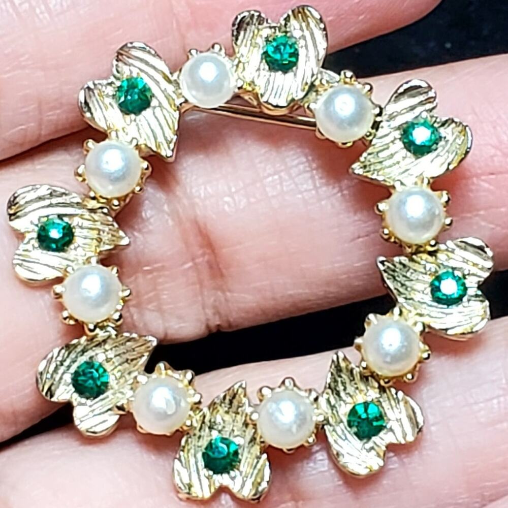 Heart Circle Green Rhinestone Faux Pearl Brooch Gold Tone Unsigned 1.5" Vtg